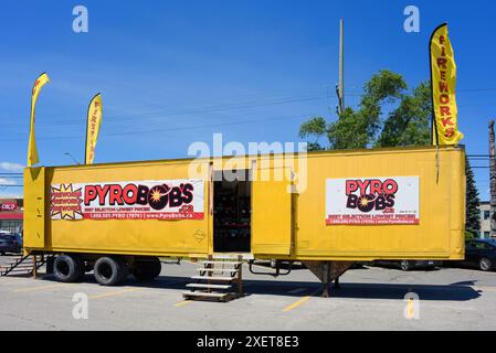 Ottawa, Kanada - 28. Juni 2024: PyroBobs Truck verkauft Feuerwerk in einem Einkaufszentrum an der Baseline Road. Stockfoto