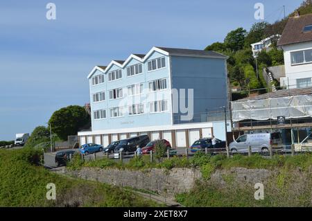 Limeslade Court Apartments mit Blick auf Limeslade Bay. Murbles, Swansea, Wales, Vereinigtes Königreich. Mai 2024. Stockfoto