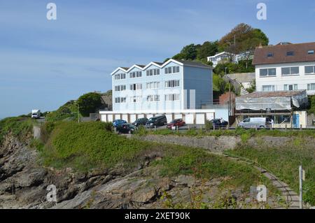 Limeslade Court Apartments mit Blick auf Limeslade Bay. Murbles, Swansea, Wales, Vereinigtes Königreich. Mai 2024. Stockfoto