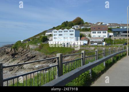 Limeslade Court Apartments mit Blick auf Limeslade Bay. Murbles, Swansea, Wales, Vereinigtes Königreich. Mai 2024. Stockfoto