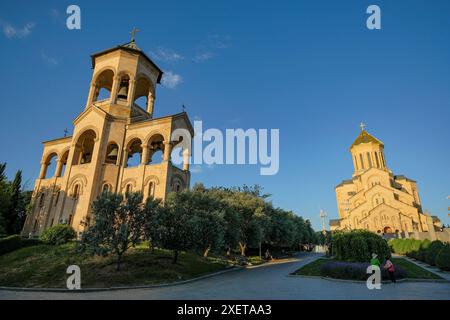 Tiflis, Georgien - 23. Juni 2024: Besucher der Heiligen Dreifaltigkeitskathedrale von Tiflis in Georgien. Stockfoto