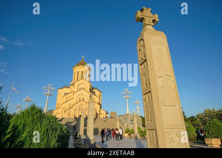 Tiflis, Georgien - 23. Juni 2024: Besucher der Heiligen Dreifaltigkeitskathedrale von Tiflis in Georgien. Stockfoto