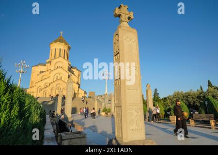 Tiflis, Georgien - 23. Juni 2024: Besucher der Heiligen Dreifaltigkeitskathedrale von Tiflis in Georgien. Stockfoto