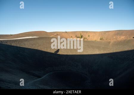 Der Trail führt zum Grund der Cinder Cone Caldera im Lassen Volcanic National Park Stockfoto