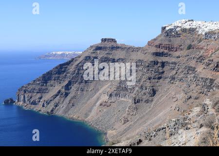 Das Dorf Imerovigli in Santorin, das auf dem Caldera-Rand thront, mit seiner berühmten Skaros-Felsformation. Stockfoto