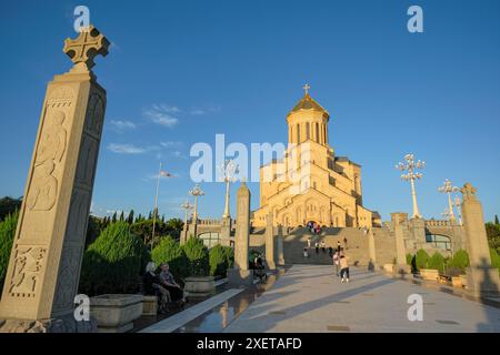 Tiflis, Georgien - 23. Juni 2024: Besucher der Heiligen Dreifaltigkeitskathedrale von Tiflis in Georgien. Stockfoto