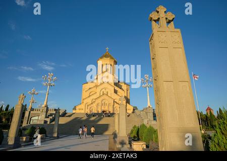 Tiflis, Georgien - 23. Juni 2024: Besucher der Heiligen Dreifaltigkeitskathedrale von Tiflis in Georgien. Stockfoto
