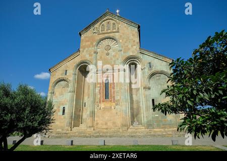 Mzcheta, Georgien - 23. Juni 2024: Die Svetitskhoveli-Kathedrale ist eine orthodoxe christliche Kathedrale in der historischen Stadt Mzcheta, Georgien Stockfoto