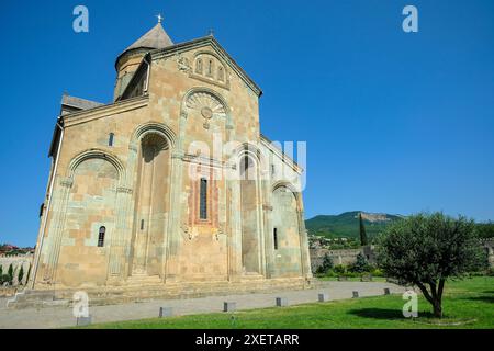 Mzcheta, Georgien - 23. Juni 2024: Die Svetitskhoveli-Kathedrale ist eine orthodoxe christliche Kathedrale in der historischen Stadt Mzcheta, Georgien Stockfoto