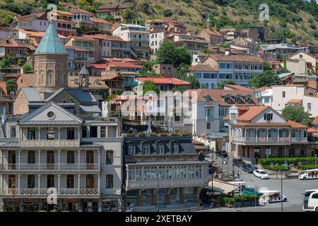 Tiflis, Georgien - 24. Juni 2024: Blick auf das alte Tiflis mit der St.-Georgs-Kathedrale in Tiflis, Georgien. Stockfoto