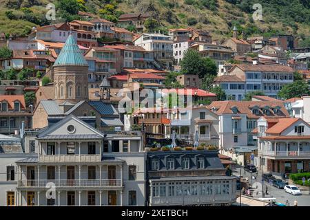Tiflis, Georgien - 24. Juni 2024: Blick auf das alte Tiflis mit der St.-Georgs-Kathedrale in Tiflis, Georgien. Stockfoto