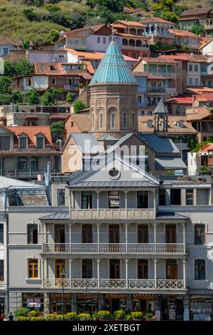 Tiflis, Georgien - 24. Juni 2024: Blick auf das alte Tiflis mit der St.-Georgs-Kathedrale in Tiflis, Georgien. Stockfoto
