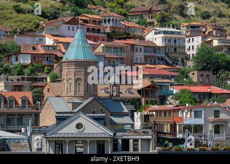 Tiflis, Georgien - 24. Juni 2024: Blick auf das alte Tiflis mit der St.-Georgs-Kathedrale in Tiflis, Georgien. Stockfoto