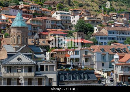 Tiflis, Georgien - 24. Juni 2024: Blick auf das alte Tiflis mit der St.-Georgs-Kathedrale in Tiflis, Georgien. Stockfoto