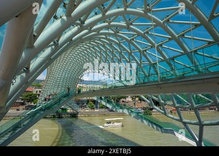 Tiflis, Georgien - 24. Juni 2024: Ansichten der Friedensbrücke in Tiflis, Georgien. Stockfoto