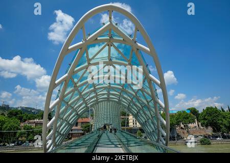 Tiflis, Georgien - 24. Juni 2024: Ansichten der Friedensbrücke in Tiflis, Georgien. Stockfoto