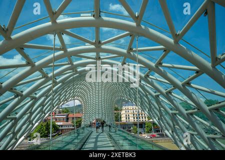 Tiflis, Georgien - 24. Juni 2024: Ansichten der Friedensbrücke in Tiflis, Georgien. Stockfoto