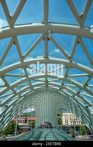 Tiflis, Georgien - 24. Juni 2024: Ansichten der Friedensbrücke in Tiflis, Georgien. Stockfoto