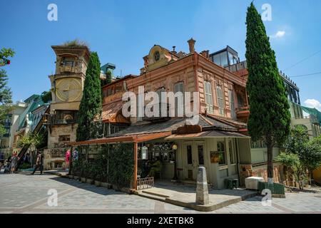 Tiflis, Georgien – 24. Juni 2024: Der Uhrturm, der von Puppenmeister Rezo Gabriadze während einer Renovierung seines Theaters 2010 in Tiflis erbaut wurde. Stockfoto