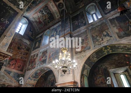 Sighnaghi, Georgien - 26. Juni 2024: Innenraum des Klosters St. Nino in Bodbe in Sighnaghi, Georgien. Stockfoto