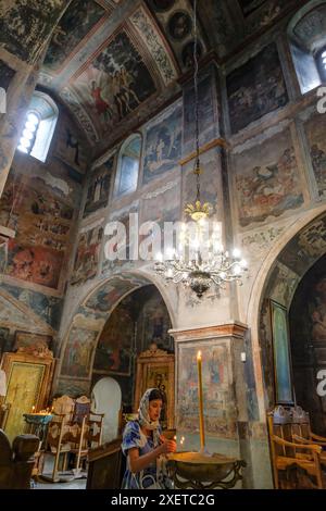 Sighnaghi, Georgien - 26. Juni 2024: Innenraum des Klosters St. Nino in Bodbe in Sighnaghi, Georgien. Stockfoto