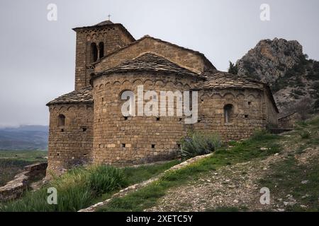 Die romanische Kirche Sant Esteve in Abella de la Conca, Pallars Jussa, Lleida, Katalonien, zeigt antike Architektur in einer ruhigen Berglandschaft A Stockfoto