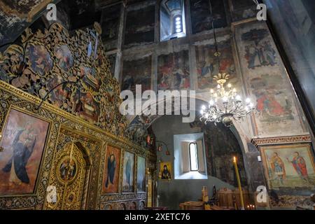 Sighnaghi, Georgien - 26. Juni 2024: Innenraum des Klosters St. Nino in Bodbe in Sighnaghi, Georgien. Stockfoto