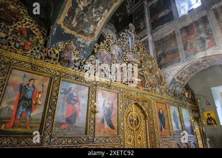 Sighnaghi, Georgien - 26. Juni 2024: Innenraum des Klosters St. Nino in Bodbe in Sighnaghi, Georgien. Stockfoto