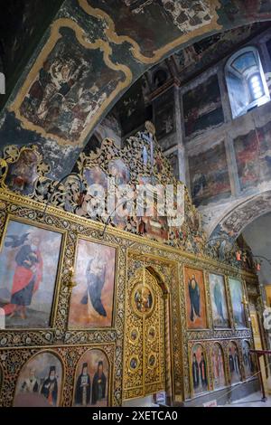 Sighnaghi, Georgien - 26. Juni 2024: Innenraum des Klosters St. Nino in Bodbe in Sighnaghi, Georgien. Stockfoto