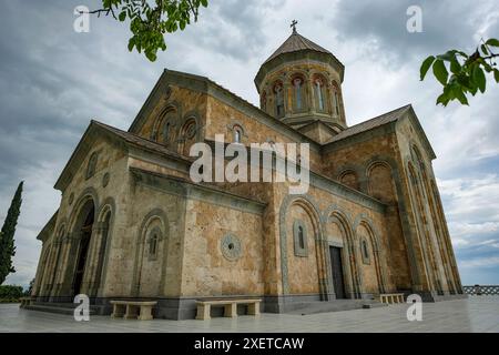 Sighnaghi, Georgien - 26. Juni 2024: Blick auf das Kloster St. Nino in Bodbe in Sighnaghi, Georgien. Stockfoto