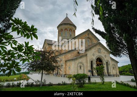 Sighnaghi, Georgien - 26. Juni 2024: Blick auf das Kloster St. Nino in Bodbe in Sighnaghi, Georgien. Stockfoto