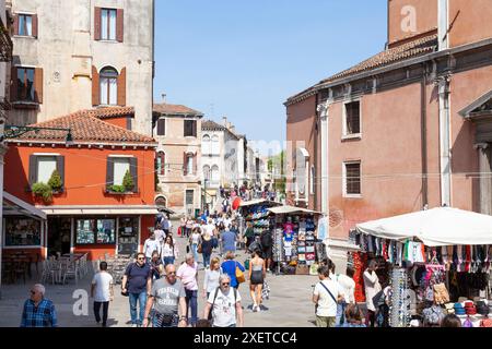 Belebte Straßenszene auf Strada Nova, Cannaregio, Venedig, Veneto, Italien, der Hauptfußgängerweg zwischen St. Lucia Bahnhof und Rialto mit Geschäften Stockfoto