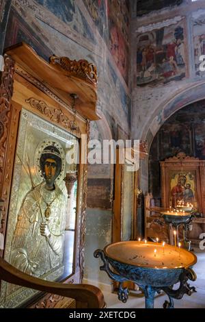Sighnaghi, Georgien - 26. Juni 2024: Innenraum des Klosters St. Nino in Bodbe in Sighnaghi, Georgien. Stockfoto