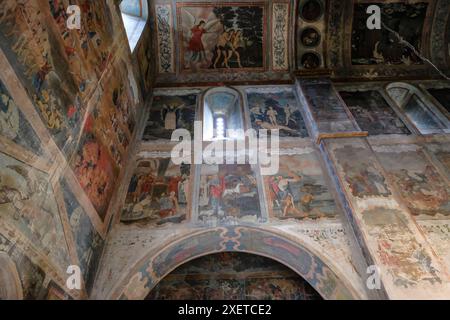 Sighnaghi, Georgien - 26. Juni 2024: Innenraum des Klosters St. Nino in Bodbe in Sighnaghi, Georgien. Stockfoto