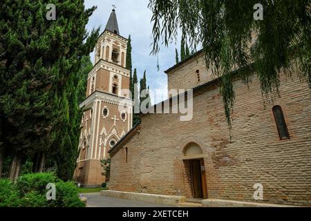 Sighnaghi, Georgien - 26. Juni 2024: Blick auf das Kloster St. Nino in Bodbe in Sighnaghi, Georgien. Stockfoto