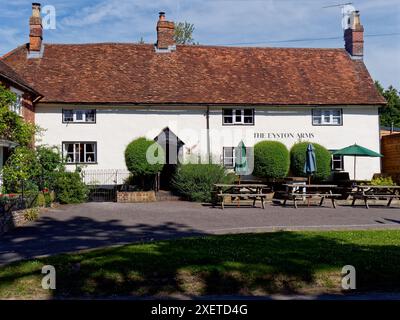 The Eyston Arms Pub mit Sitzgelegenheiten im Freien und Sonnenschirmen in East Hendred, Wantage, Oxfordshire, England Stockfoto