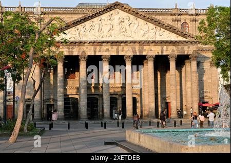 GUADALAJARA, JALISCO, MEXIKO: Nach zehn Jahren Bauzeit wurde das Teatro Degollado mit seinen korinthischen Säulen am 13. September 1866 eingeweiht. Stockfoto