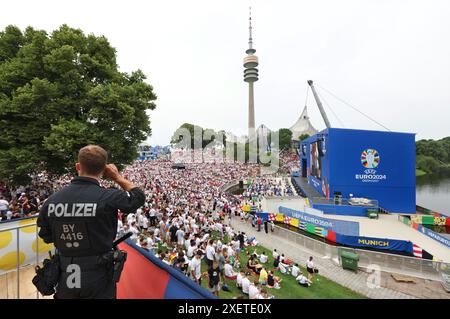 München, Deutschland. Juni 2024. Fußball: Europameisterschaft, Schweiz-Italien, Public Viewing München. Ein Polizist beobachtet die Besucher in der Fanzone im Olympiapark während des ersten Achtelfinales zwischen der Schweiz und Italien. Quelle: Karl-Josef Hildenbrand/dpa/Alamy Live News Stockfoto