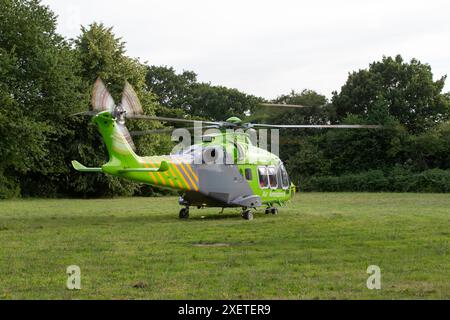 Brentwood, Großbritannien. Juni 2024. Die Luftanlage landet in Brentwood Essex mit Krankenwagen und Polizeiautos bei einem medizinischen Vorfall. Credit: Richard Lincoln/Alamy Live News Stockfoto