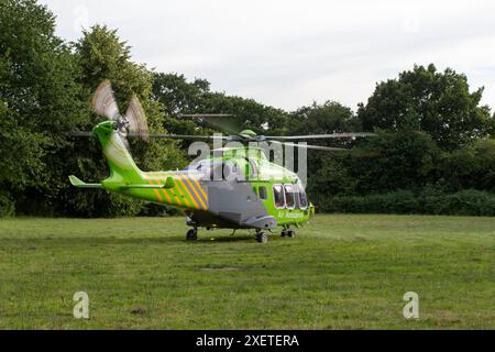 Brentwood, Großbritannien. Juni 2024. Die Luftanlage landet in Brentwood Essex mit Krankenwagen und Polizeiautos bei einem medizinischen Vorfall. Credit: Richard Lincoln/Alamy Live News Stockfoto