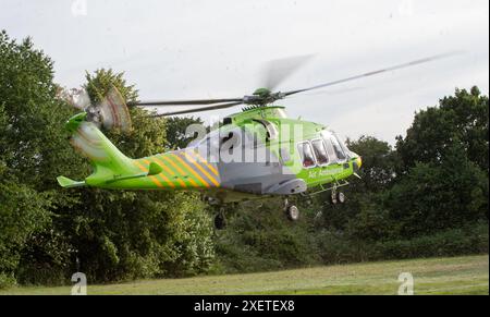 Brentwood, Großbritannien. Juni 2024. Die Luftanlage landet in Brentwood Essex mit Krankenwagen und Polizeiautos bei einem medizinischen Vorfall. Credit: Richard Lincoln/Alamy Live News Stockfoto