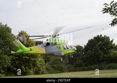 Brentwood, Großbritannien. Juni 2024. Die Luftanlage landet in Brentwood Essex mit Krankenwagen und Polizeiautos bei einem medizinischen Vorfall. Credit: Richard Lincoln/Alamy Live News Stockfoto