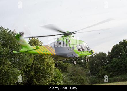 Brentwood, Großbritannien. Juni 2024. Die Luftanlage landet in Brentwood Essex mit Krankenwagen und Polizeiautos bei einem medizinischen Vorfall. Credit: Richard Lincoln/Alamy Live News Stockfoto