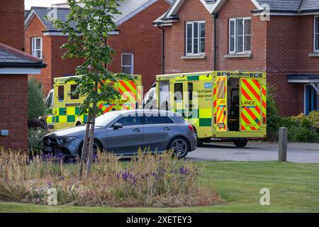 Brentwood, Großbritannien. Juni 2024. Die Luftanlage landet in Brentwood Essex mit Krankenwagen und Polizeiautos bei einem medizinischen Vorfall. Credit: Richard Lincoln/Alamy Live News Stockfoto