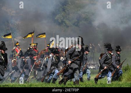 Chlum, Tschechische Republik. Juni 2024. Die als Soldaten der österreichischen und preußischen Armee gekleideten Menschen auf dem Hügel Chlum bei der Stadt Hradec Kralove zollten den gefallenen Soldaten von der Schlachtszene „das 18. Infanterieregiment von Hradec Kralove in der Schlacht von Chlum 1866“ im Chlum in der Tschechischen Republik Tribut. Die österreichische Armee von 215.000 stand am 3. Juli der Preußischen Armee der Elbe (39.000) und der Ersten Armee (85.000) gegenüber. Die Schlacht endete mit schweren Verlusten für beide Seiten. Die Preußen hatten fast 9.000 Männer getötet, verwundet oder vermisst. Quelle: ZUMA Press, Inc./Alamy Live News Stockfoto