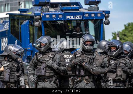 Polizei bei der Demonstration gegen die AFD-Parteitagung in Essen marschierten mehrere Zehntausende Demonstranten vom Hauptbahnhof zum Hauptbahnhof Stockfoto