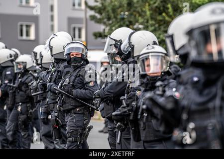 Polizisten, Polizei-Task Force, im Dienst bei der Demonstration gegen die AFD-Parteikonferenz in Essen, NRW, Deutschland, Stockfoto