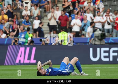 Berlin, Deutschland, 29. Juni 2024. Alessandro Bastoni beklagt sich während des Spiels zwischen der Schweiz und Italien. Uefa Euro 2024 Deutschland. Achtelrunde. Quelle: Fabideciria/Alamy Live News Stockfoto