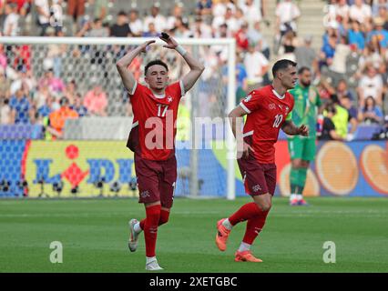 Berlin, Deutschland. Juni 2024. Ruben Vargas aus der Schweiz (L) feiert, nachdem er im Achtelfinale der UEFA EURO 2024 im Olympiastadion in Berlin ein Tor geschossen hat. Quelle: Oleksandr Prykhodko/Alamy Live News Stockfoto