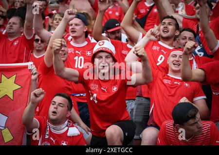 Berlin, Deutschland. Juni 2024. Schweizer Fans zeigen ihre Unterstützung beim Achtelfinale der UEFA EURO 2024 Schweiz gegen Italien im Olympiastadion in Berlin. Quelle: Oleksandr Prykhodko/Alamy Live News Stockfoto